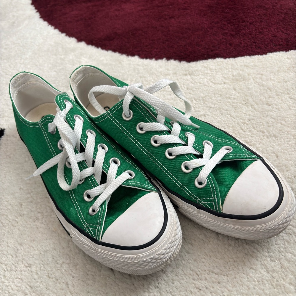 CONVERSE ALL STAR—WOMENS SIZE 8–KELLY GREEN COLOR—CLEAN CONDITION
